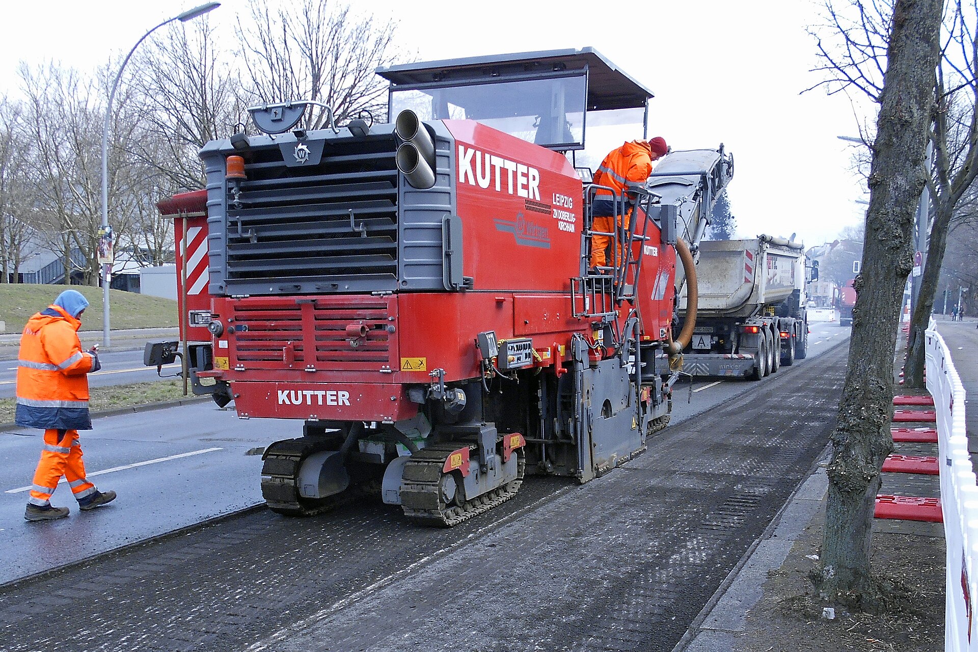 Machine de fraisage a froid en operation pour la preparation et le malaxage des materiaux.
