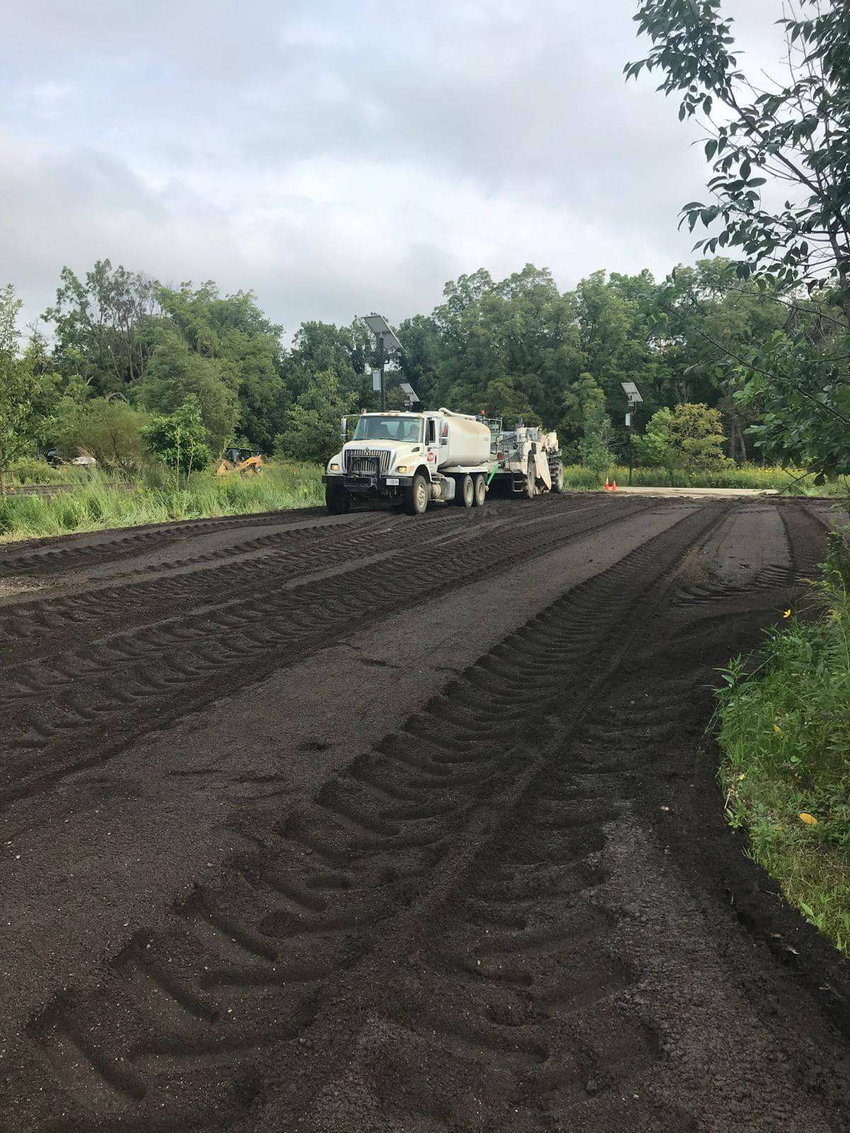 Équipe technique planifiant un projet d'infrastructure.