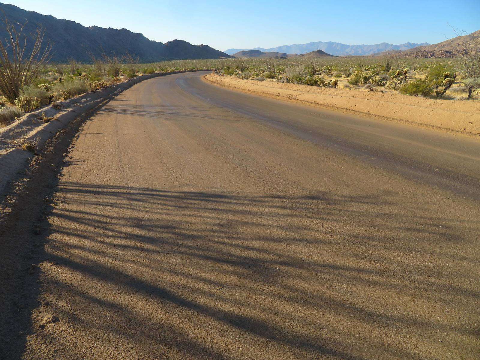 Transport lourd sur route en environnement minier.