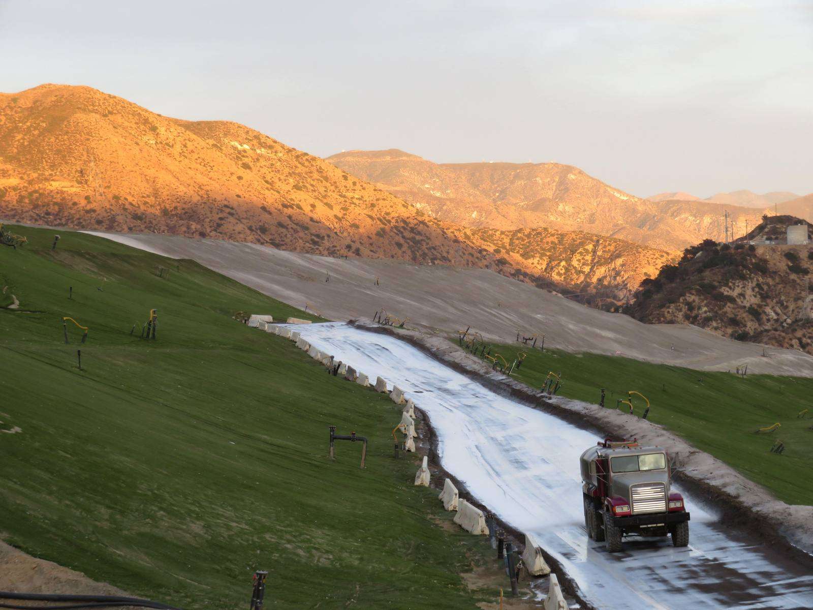 Route avec environnement naturel et faible impact chantier.