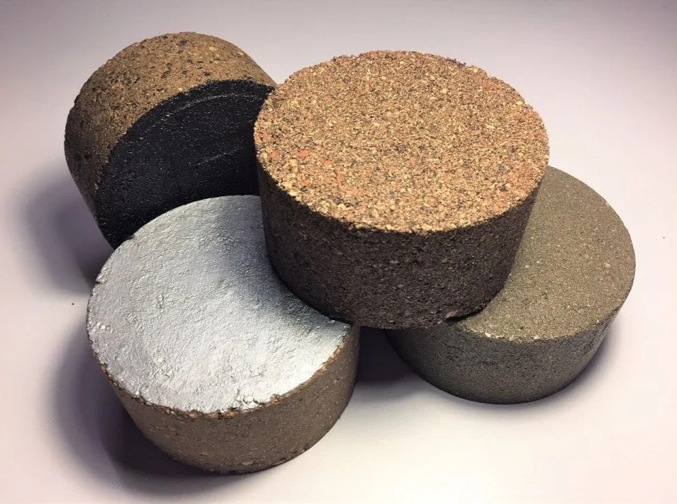 Machinerie de pavage routier en action