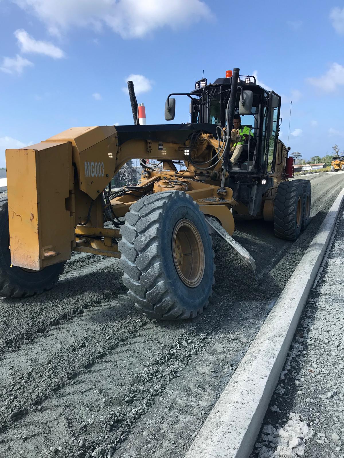 Niveleuse nivelant la surface traitée LL-TECH